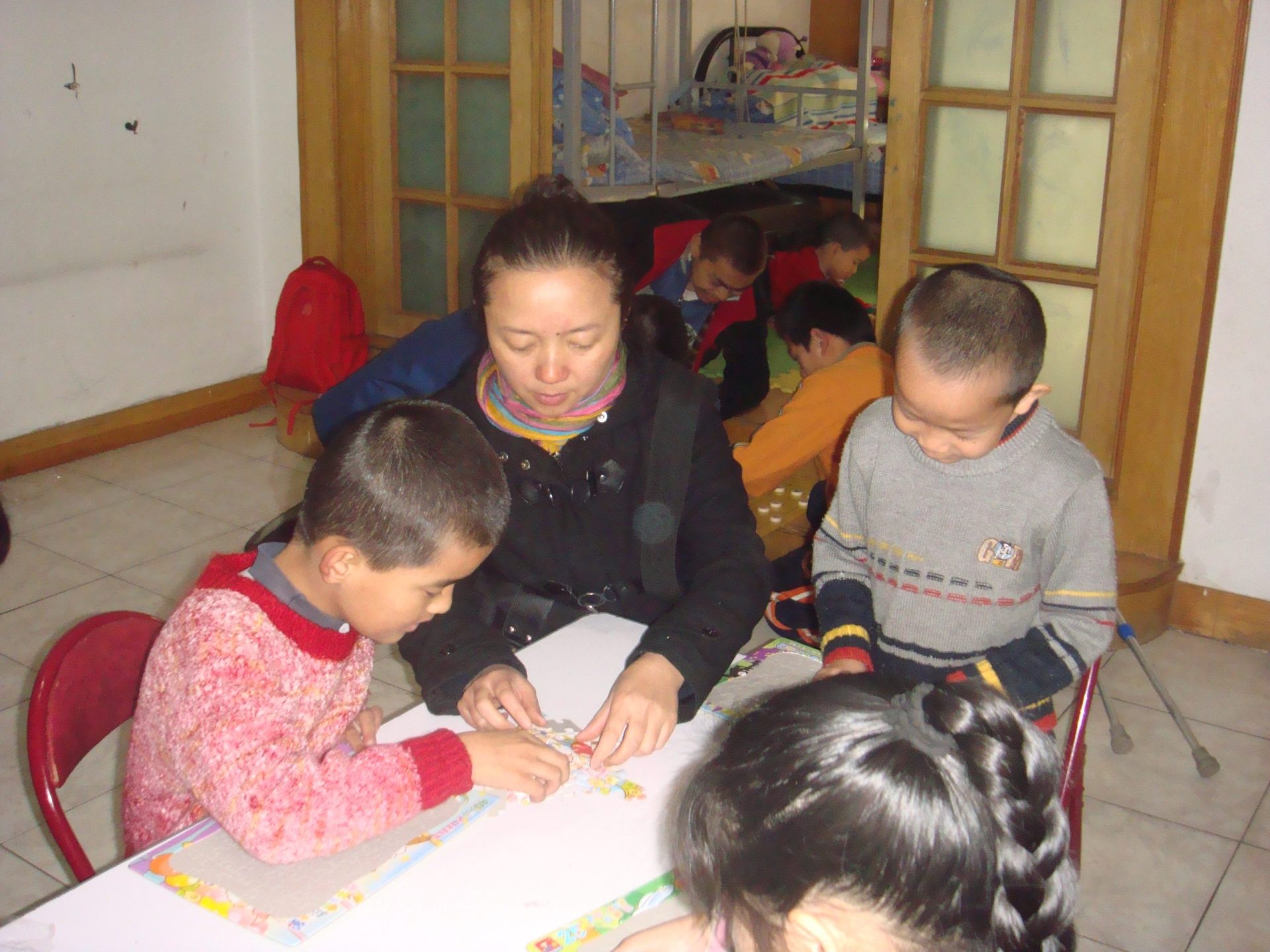 2010年，大红鹰dhy最新网站向北京顺义区“小花”福利院捐赠各类用品